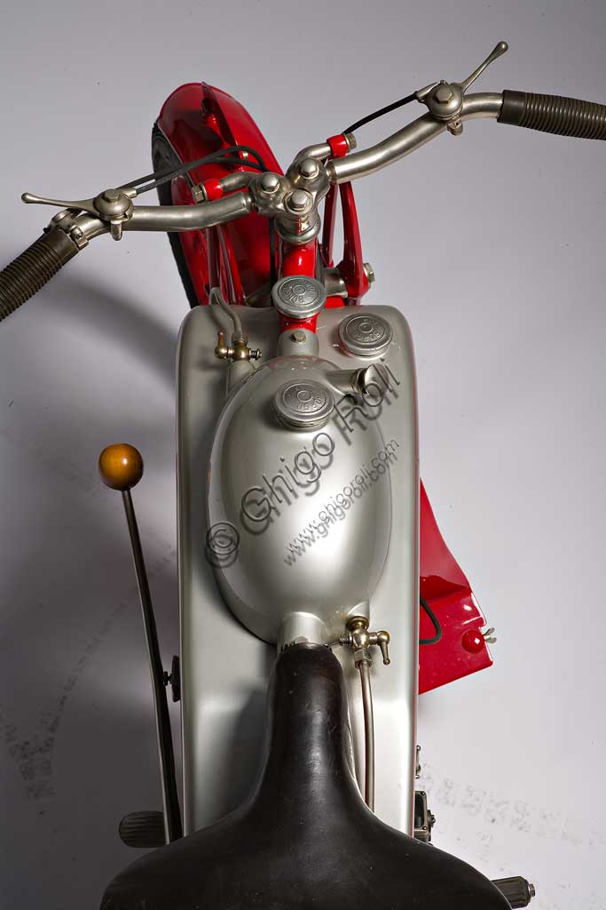 Moto d'epoca Motoborgo 500fabbrica: Borgomodello: 500 fabbricata in: Italia - Torinoanno di costruzione: 1922condizioni: restauratacilindrata: 498 ccmotore: bicilindrico a V cambio: a due rapporti con frizione automaticaLa 500 bicilindrica, sicuramente una delle più belle moto degli anni '20, fu il canto del cigno della torinese Borgo, che dal '23 in avanti produrrà solo pistoni, fornendo, tra le altre aziende, anche la Ferrari. Con 20 Cv a 5500 giri (alesaggio x corsa:  68 x 68) raggiungeva facilmente i 120 Kmh, cosa che la fece apprezzare anche in ambito sportivo, dove raccolse numerosi successi. Unisce a soluzioni tecniche piuttosto rare, una notevole cura estetica, come nei particolari giunti sferici dei  semimanubri, che, realizzati in unica fusione con gli attacchi della forcella, consentono di variare l'assetto a piacere.Ha il serbatoio dell'olio ricavato nei tubi del telaio e un serbatoio dell'olio supplementare, sovrapposto a quello della benzina. All'avanguardia per i tempi, il cambio in blocco con il motore.