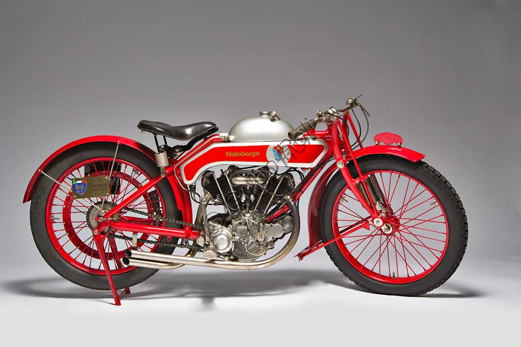 Moto d'epoca Motoborgo 500fabbrica: Borgomodello: 500 fabbricata in: Italia - Torinoanno di costruzione: 1922condizioni: restauratacilindrata: 498 ccmotore: bicilindrico a V cambio: a due rapporti con frizione automaticaLa 500 bicilindrica, sicuramente una delle più belle moto degli anni '20, fu il canto del cigno della torinese Borgo, che dal '23 in avanti produrrà solo pistoni, fornendo, tra le altre aziende, anche la Ferrari. Con 20 Cv a 5500 giri (alesaggio x corsa:  68 x 68) raggiungeva facilmente i 120 Kmh, cosa che la fece apprezzare anche in ambito sportivo, dove raccolse numerosi successi. Unisce a soluzioni tecniche piuttosto rare, una notevole cura estetica, come nei particolari giunti sferici dei  semimanubri, che, realizzati in unica fusione con gli attacchi della forcella, consentono di variare l'assetto a piacere.Ha il serbatoio dell'olio ricavato nei tubi del telaio e un serbatoio dell'olio supplementare, sovrapposto a quello della benzina. All'avanguardia per i tempi, il cambio in blocco con il motore.