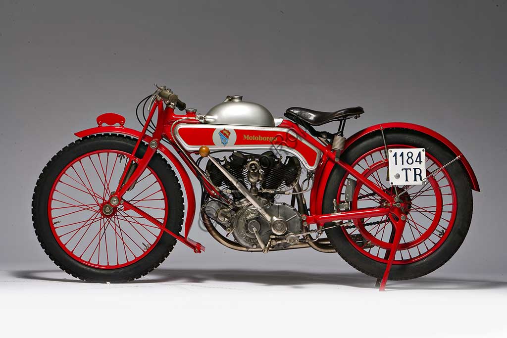 Moto d'epoca Motoborgo 500fabbrica: Borgomodello: 500 fabbricata in: Italia - Torinoanno di costruzione: 1922condizioni: restauratacilindrata: 498 ccmotore: bicilindrico a V cambio: a due rapporti con frizione automaticaLa 500 bicilindrica, sicuramente una delle più belle moto degli anni '20, fu il canto del cigno della torinese Borgo, che dal '23 in avanti produrrà solo pistoni, fornendo, tra le altre aziende, anche la Ferrari. Con 20 Cv a 5500 giri (alesaggio x corsa:  68 x 68) raggiungeva facilmente i 120 Kmh, cosa che la fece apprezzare anche in ambito sportivo, dove raccolse numerosi successi. Unisce a soluzioni tecniche piuttosto rare, una notevole cura estetica, come nei particolari giunti sferici dei  semimanubri, che, realizzati in unica fusione con gli attacchi della forcella, consentono di variare l'assetto a piacere.Ha il serbatoio dell'olio ricavato nei tubi del telaio e un serbatoio dell'olio supplementare, sovrapposto a quello della benzina. All'avanguardia per i tempi, il cambio in blocco con il motore.