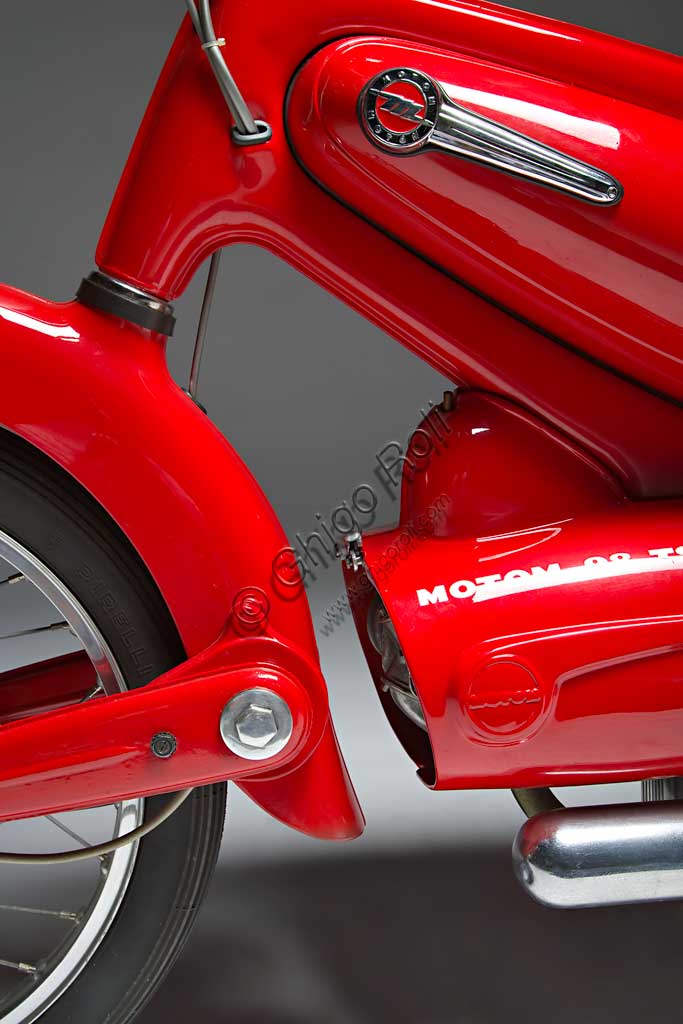 Moto d'epoca Motom 98 TSMarca: Motommodello: 98 TSnazione: Italia - Milanoanno: 1955condizioni: restauratacilindrata: 98 cc. (alesaggio e corsa 50 x 50)motore: monocilindrico a quattro tempicambio: in blocco a quattro rapportiPiù di altre case la Motom ha fatto del design un elemento fondamentale e costante della sua produzione. Pensato già in fase di elaborazione progettuale, per Motom è spesso lo stile, più che la necessità, a disegnare le forme. Questo modello fu affidato a Pietro Remor, già progettista delle quattro cilindri Gilera e MV. L'eleganza della linea che unisce forcella anteriore, tunnel centrale e forcellone posteriore nasconde alcune soluzioni tecniche di assoluta avanguardia come la forcella a barre di torsione che è infulcrata ad un trave tubolare nascosto dal parafango, o ancora Il telaio in lamiera stampata che pesa solo 6 kg e racchiude serbatoio e vano porta oggetti. Questo capolavoro assoluto del design industriale non fu capito. Ne vennero prodotte solo 1736 unità.