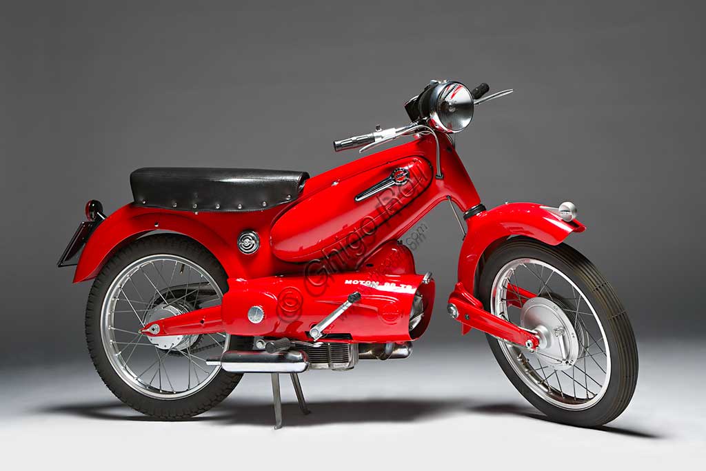 Moto d'epoca Motom 98 TSMarca: Motommodello: 98 TSnazione: Italia - Milanoanno: 1955condizioni: restauratacilindrata: 98 cc. (alesaggio e corsa 50 x 50)motore: monocilindrico a quattro tempicambio: in blocco a quattro rapportiPiù di altre case la Motom ha fatto del design un elemento fondamentale e costante della sua produzione. Pensato già in fase di elaborazione progettuale, per Motom è spesso lo stile, più che la necessità, a disegnare le forme. Questo modello fu affidato a Pietro Remor, già progettista delle quattro cilindri Gilera e MV. L'eleganza della linea che unisce forcella anteriore, tunnel centrale e forcellone posteriore nasconde alcune soluzioni tecniche di assoluta avanguardia come la forcella a barre di torsione che è infulcrata ad un trave tubolare nascosto dal parafango, o ancora Il telaio in lamiera stampata che pesa solo 6 kg e racchiude serbatoio e vano porta oggetti. Questo capolavoro assoluto del design industriale non fu capito. Ne vennero prodotte solo 1736 unità.