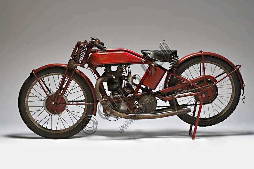 Vintage motorcycle Motopiana Tipo Corsa 250Brand: Motopiana (Soc. anonima F.lli Piana)model: Tipo Corsacountry: Italy - Florenceyear: 1926condition: preserveddisplacement: 250 ccengine: Single-cylinder Jap "Dog ears"Already a DKW motorcycle rider, Gualtiero Piana, in 1923, began to build his own motorcycles with Villiers engines. Other models followed, some also with Jap engines and finally he developed his own engine. Motopiana produced a total of ten models until 1931, after which there is no more news of it. At the same time Gualtiero Piana continued to participate in races with his motorcycles, collecting several successes. This example, the only survivor of the two products with the same characteristics, is among those that belonged to him and were used in competitions. It still has the tires of the time.