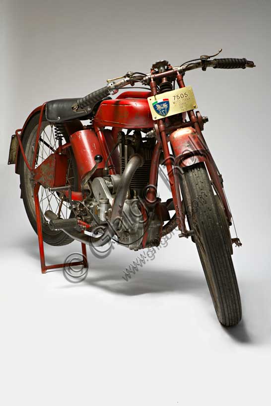 Vintage motorcycle Motopiana Tipo Corsa 250Brand: Motopiana (Soc. anonima F.lli Piana)model: Tipo Corsacountry: Italy - Florenceyear: 1926condition: preserveddisplacement: 250 ccengine: Single-cylinder Jap "Dog ears"Already a DKW motorcycle rider, Gualtiero Piana, in 1923, began to build his own motorcycles with Villiers engines. Other models followed, some also with Jap engines and finally he developed his own engine. Motopiana produced a total of ten models until 1931, after which there is no more news of it. At the same time Gualtiero Piana continued to participate in races with his motorcycles, collecting several successes. This example, the only survivor of the two products with the same characteristics, is among those that belonged to him and were used in competitions. It still has the tires of the time.