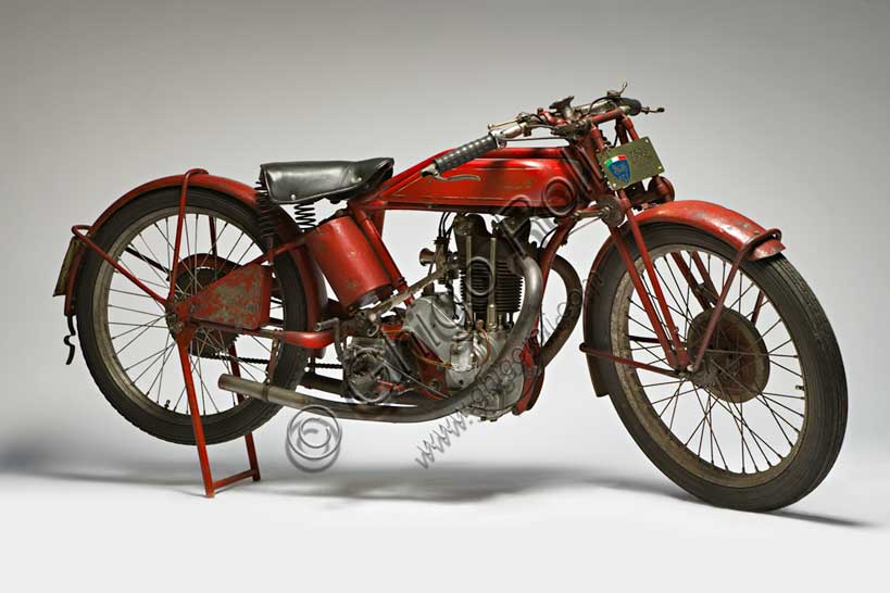 Vintage motorcycle Motopiana Tipo Corsa 250Brand: Motopiana (Soc. anonima F.lli Piana)model: Tipo Corsacountry: Italy - Florenceyear: 1926condition: preserveddisplacement: 250 ccengine: Single-cylinder Jap "Dog ears"Already a DKW motorcycle rider, Gualtiero Piana, in 1923, began to build his own motorcycles with Villiers engines. Other models followed, some also with Jap engines and finally he developed his own engine. Motopiana produced a total of ten models until 1931, after which there is no more news of it. At the same time Gualtiero Piana continued to participate in races with his motorcycles, collecting several successes. This example, the only survivor of the two products with the same characteristics, is among those that belonged to him and were used in competitions. It still has the tires of the time.