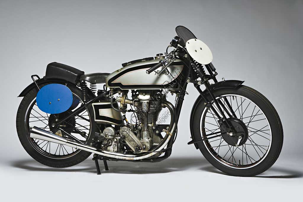 Moto d'epoca Norton 500 International RacingMarca: Nortonmodello: International Racing 500nazione: Regno Unito - Birminghamanno: 1936condizioni: restauratacilindrata: 489,9 cc (alesaggio x corsa 79 x 100)motore: Monocilindrico conalbero a cammes in testacambio: a quattro rapportiAffettuosamente chiamata Inter, questa moto fu un classico della gamma Norton per tutti gli anni trenta e rimase in produzione, con alcune varianti, fino alla fine dei '50. Nata come moto da strada, veniva venduta anche nel modello Racing e fu una delle moto da corsa più importanti nel periodo tra le due guerre. L'esemplare fotografato qui, condotto dall'Irlandese Jack Martin (scomparso nel 2005), arrivò sesto al GP dell'isola di Man del 1936. L'anno successivo questo stesso esemplare arrivò settimo al GP dell' Ulster e decimo al GP dell'isola di Man. Tra le caratteristiche particolari di questa moto: carter e coperchio dell'albero a cammes in lega di magnesio.