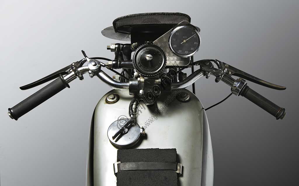 Moto d'epoca Norton 500 International RacingMarca: Nortonmodello: International Racing 500nazione: Regno Unito - Birminghamanno: 1936condizioni: restauratacilindrata: 489,9 cc (alesaggio x corsa 79 x 100)motore: Monocilindrico conalbero a cammes in testacambio: a quattro rapportiAffettuosamente chiamata Inter, questa moto fu un classico della gamma Norton per tutti gli anni trenta e rimase in produzione, con alcune varianti, fino alla fine dei '50. Nata come moto da strada, veniva venduta anche nel modello Racing e fu una delle moto da corsa più importanti nel periodo tra le due guerre. L'esemplare fotografato qui, condotto dall'Irlandese Jack Martin (scomparso nel 2005), arrivò sesto al GP dell'isola di Man del 1936. L'anno successivo questo stesso esemplare arrivò settimo al GP dell' Ulster e decimo al GP dell'isola di Man. Tra le caratteristiche particolari di questa moto: carter e coperchio dell'albero a cammes in lega di magnesio.