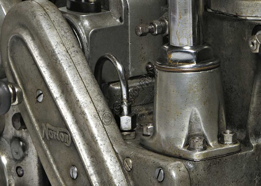 Moto d'epoca Norton 500 International RacingMarca: Nortonmodello: International Racing 500nazione: Regno Unito - Birminghamanno: 1936condizioni: restauratacilindrata: 489,9 cc (alesaggio x corsa 79 x 100)motore: Monocilindrico conalbero a cammes in testacambio: a quattro rapportiAffettuosamente chiamata Inter, questa moto fu un classico della gamma Norton per tutti gli anni trenta e rimase in produzione, con alcune varianti, fino alla fine dei '50. Nata come moto da strada, veniva venduta anche nel modello Racing e fu una delle moto da corsa più importanti nel periodo tra le due guerre. L'esemplare fotografato qui, condotto dall'Irlandese Jack Martin (scomparso nel 2005), arrivò sesto al GP dell'isola di Man del 1936. L'anno successivo questo stesso esemplare arrivò settimo al GP dell' Ulster e decimo al GP dell'isola di Man. Tra le caratteristiche particolari di questa moto: carter e coperchio dell'albero a cammes in lega di magnesio.