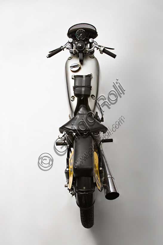 Vintage motorcycle “Norton Manx GP 500”Brand: Nortonmodel: Manx GP 500country: United Kingdom - Birminghamyear: 1949condition: restoreddisplacement: 490 ccengine: single-cylinder with overhead camshaftgearbox: four-speedThe Isle of Man has marked the history of Norton since its inception. A model with this name could not be missing and, perhaps not surprisingly, it is today one of the most sought-after and loved models by collectors.The Manx reproduced here still has the "Garden Gate" as its frame with piston rear suspension was affectionately called. This type of frame, heavy and not very agile, characterized the Manx models from '36 to '49. From '50 it was replaced by a less flashy frame with a swinging rear fork. It was the famous "Featherbed", the "feather bed" much appreciated by the pilots of those years. Already in its first year of life the new frame was baptized with 1st, 2nd and 3rd place at the Isle of Man TT in the Senior and Juni