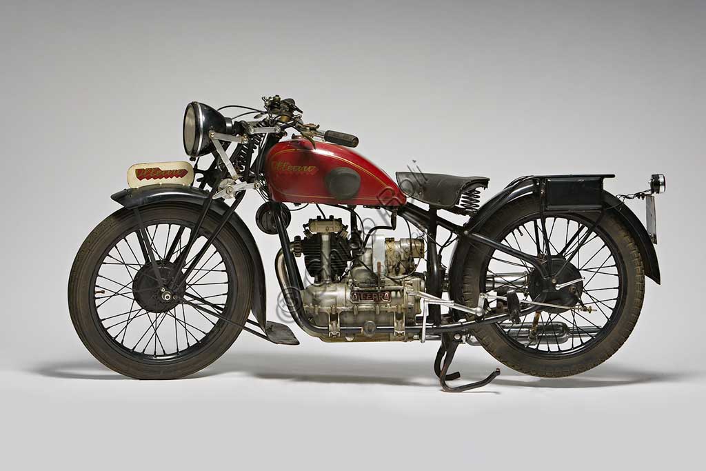 Moto d'epoca Ollearo Tipo Quattro 175Marca: Ollearomodello: Tipo Quattro 175nazione: Italia - Torinoanno: 1932condizioni: restauratacilindrata: 175 (alesaggio e corsa 60 x 61,5)motore: Monocilindrico a quattro tempi e valvole in testacambio: in blocco, a quattro rapporti Neftali Ollearo apre l'attività di costruttore nel 1923 in Corso Valentino mettendo a punto una bicicletta a motore di 131 cc. e, in pochi anni, è già conosciuto per l'alta qualità e le raffinate soluzioni tecniche delle sue moto. Questa Tipo Quattro di 175 cc. ha, rara tra le moto italiane, trasmissione finale ad albero e giunti cardanici. Il cambio, novità per quegli anni, è già in un unico blocco con il motore. Monta freni a tamburo su ogni ruota.Costa, all'uscita nel 1930, 5900 Lire, ridotte a 4750 nel 1933. La pubblicità recita: "La prima moto e l'unica che accomuna stabilità, sicurezza e comodità, sin ora sconosciute"... L'azienda, con l'entrata in guerra dell'Italia e le conseguenti restrizioni alla circolazione, produrrà solo motofurgoni e motocarri. 