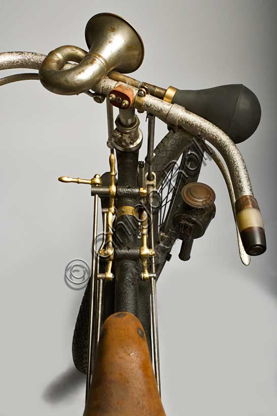 Vintage motorcycle “Perfecta Triciclo Tipo Corsa”.Brand: Perfecta / De Dion Boutonmodel: Tipo Corsacountry: Italy - Turinyear: 1899condition: restoreddisplacement: 240 ccengine: Single-cylinder with opposed valves with automatic overhead intake, side exhaustgearbox: direct transmission with gears with differentialThis very rare Corsa model has some substantial improvements compared to the Sport from the same manufacturer: rim wheels and a "borbotage" carburetor (basically a coil with exhaust gases passes inside the tank, boiling the petrol, whose vapours directly feed the carburetor. All this happens under the rider's saddle....). With these modifications it reaches 50 km/h. Perfecta tricycles won many competitions including: 1st and 2nd place at the Turin - Bussoleno - Susa in 1899; 1st at the 1900 Padova - Vicenza - Treviso - Bassono - Padova; 10 km record on the Padova - Bovolenta route... and many others.