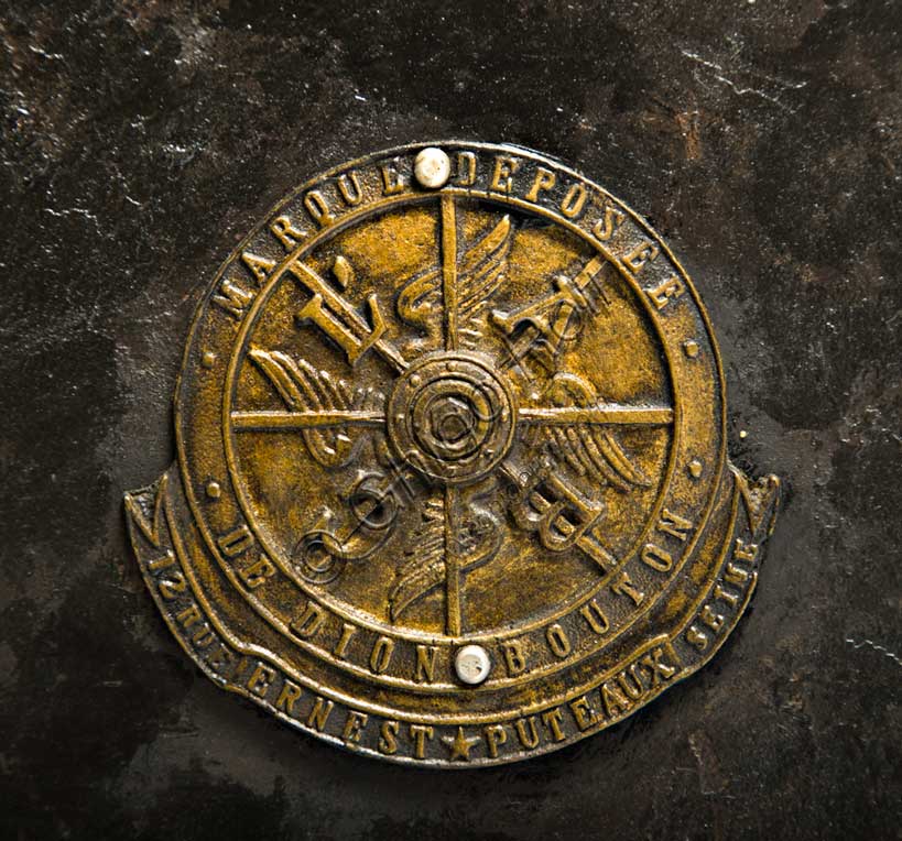 Vintage motorcycle “Perfecta Triciclo tipo Sport”.Brand: Perfecta / De Dion Boutonmodel: Sport typecountry: Italy - Turinyear: 1898condition: restoreddisplacement: 240 ccengine: Single-cylinder with opposed valves with automatic overhead intake, side exhaustgearbox: direct transmission with gears with differentialIn the era of the first pioneers of the engine era, there is Perfecta by Bender & Martiny. It is based in Nole Canavese and initially deals with the assembly of cars with parts of French and German origin. Then, from 1898, it begins the construction of tricycles and quadricycles with Gaillardet engines or, as in this case, mounting the proven single-cylinder De Dion-Bouton. In these same years, in Italy, similar tricycles and with the same De Dion-Bouton engines are manufactured by Bianchi, Prinetti and Stucchi and others.