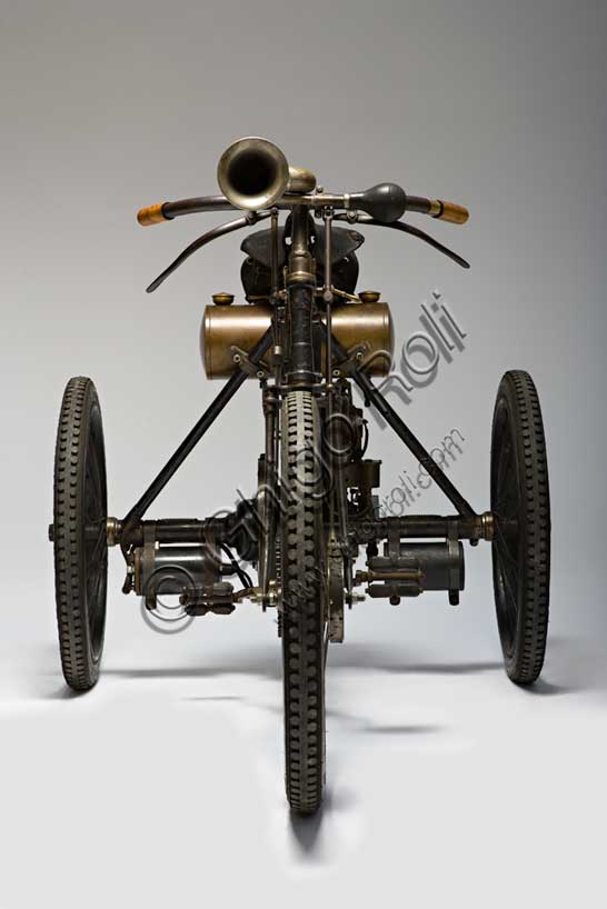Vintage motorcycle “Perfecta Triciclo tipo Sport”.Brand: Perfecta / De Dion Boutonmodel: Sport typecountry: Italy - Turinyear: 1898condition: restoreddisplacement: 240 ccengine: Single-cylinder with opposed valves with automatic overhead intake, side exhaustgearbox: direct transmission with gears with differentialIn the era of the first pioneers of the engine era, there is Perfecta by Bender & Martiny. It is based in Nole Canavese and initially deals with the assembly of cars with parts of French and German origin. Then, from 1898, it begins the construction of tricycles and quadricycles with Gaillardet engines or, as in this case, mounting the proven single-cylinder De Dion-Bouton. In these same years, in Italy, similar tricycles and with the same De Dion-Bouton engines are manufactured by Bianchi, Prinetti and Stucchi and others.