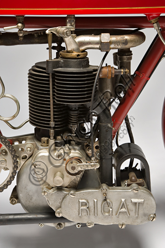 Moto d'epoca Rigat 500. Marca: Motocicli Rigatmodello: 500nazione: Italia - Torinoanno: 1912condizioni: restauratacilindrata: 487 (alesaggio e corsa 84 x 88)motore: monocilindrico Fafnir a valvole contrappostecambio: monomarcia con trasmissione a puleggiaFelice Rigat coniuga, da pioniere, le doti di pilota con la passione del meccanico. Costruisce, a Torino tra il 1910 e il '14, motociclette con motore tedesco Fafnir di 500 cc. Da pilota vince per ben cinque volte la Como Brunate.  Questo modello, dal caratteristico lunghissimo collettore di aspirazione a U, monta una raffinata forcella con molla a semibalestra.