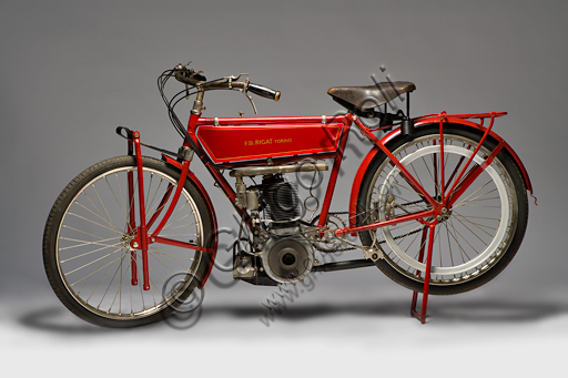 Moto d'epoca Rigat 500. Marca: Motocicli Rigatmodello: 500nazione: Italia - Torinoanno: 1912condizioni: restauratacilindrata: 487 (alesaggio e corsa 84 x 88)motore: monocilindrico Fafnir a valvole contrappostecambio: monomarcia con trasmissione a puleggiaFelice Rigat coniuga, da pioniere, le doti di pilota con la passione del meccanico. Costruisce, a Torino tra il 1910 e il '14, motociclette con motore tedesco Fafnir di 500 cc. Da pilota vince per ben cinque volte la Como Brunate.  Questo modello, dal caratteristico lunghissimo collettore di aspirazione a U, monta una raffinata forcella con molla a semibalestra.