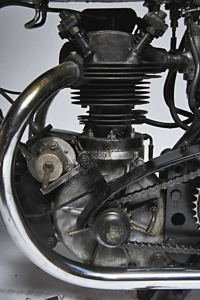 Moto d'epoca Rudge 350 TT Replica. Motore.fabbrica: Rudgemodello: 350 TT Replicafabbricata in: Regno Unito - Coventryanno di costruzione: 1932condizioni: restauratacilindrata:  348,1 cc (alesaggio e corsa: 70 x 90,5)motore: monocilindrico a 4 valvole in testacambio: a quattro rapportiLa fabbrica di Coventry, nota per uno dei suoi primi modelli, la Multi-gear con cambio a variazione continua, produsse, a partire dal 1927,  una linea di robusti e potenti monocilindrici a quattro valvole in testa: un 250, un 350 e un 500. Questa famiglia di motoclette venne impiegata da molti piloti indipendenti inglesi e continentali per l'ottimo rapporto tra prestazioni, affidabilità e costo e per le soluzioni avanzate che adottavano. L' esemplare qui riprodotto proviene dalla scuderia Ferrari. Accanto alla scuderia automobilistica fondata nel '29, Enzo Ferrari aveva infatti voluto una scuderia motociclistica che vide la luce nel '32. Le Rudge vennero affidate ai piloti Taruffi, Ghersi, Aldrighetti, Sandri e Pigorini che in tre anni portarano a casa 44 vittorie