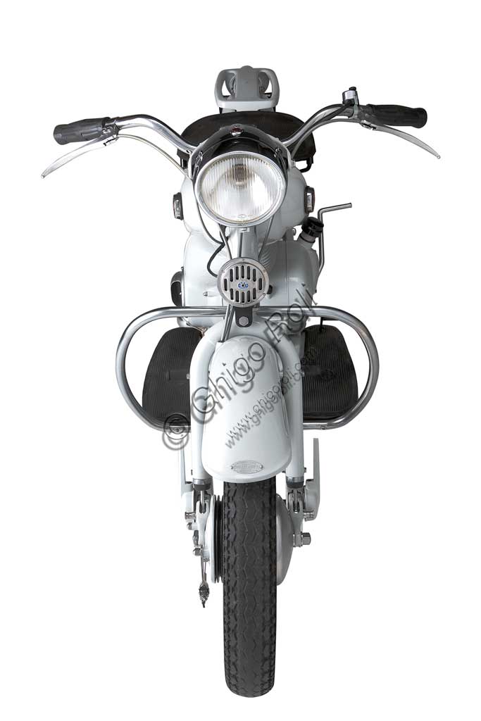 Moto d'epoca (scooter) Motom Delfino.Marca: Motommodello: Delfinonazione: Italiaanno: 1954condizioni: restauratocilindrata: 163 cc. (alesaggio e corsa 62 x 54motore: monocilindrico quattro tempicambio: in blocco a quattro rapportiCome il nome e la linea dei parafanghi suggeriscono, il Delfinoconiuga un’estetica armoniosa e naturale con soluzione tecniche che lo rendono affidabile e sicuro. Fu progettato dall’ingegner Battista Falchetto seguendo la filosofia dell'azienda che cercò sempre soluzioni d'avanguardia sia nello stile che nella qualità delle innovazioni.  Entrò in produzione nel 1951. A metà strada tra uno scooter ed una moto, è caratterizzato da raffreddamento ad aria forzata, sospensioni che non affondano, telaio molto rigido. Soluzioni che lo renderanno molto apprezzato. Fu prodotto in oltre 6500 esemplari.