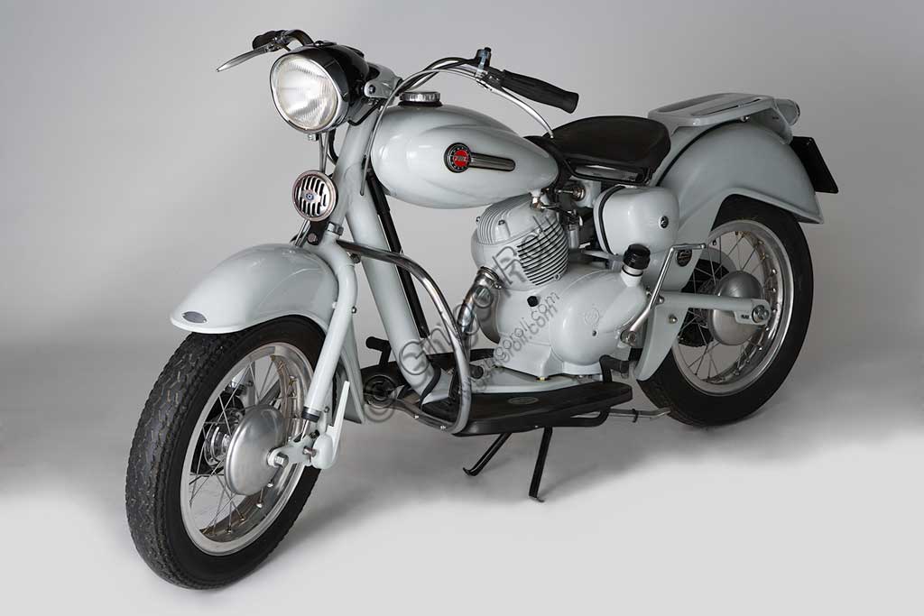 Moto d'epoca (scooter) Motom Delfino.Marca: Motommodello: Delfinonazione: Italiaanno: 1954condizioni: restauratocilindrata: 163 cc. (alesaggio e corsa 62 x 54motore: monocilindrico quattro tempicambio: in blocco a quattro rapportiCome il nome e la linea dei parafanghi suggeriscono, il Delfinoconiuga un’estetica armoniosa e naturale con soluzione tecniche che lo rendono affidabile e sicuro. Fu progettato dall’ingegner Battista Falchetto seguendo la filosofia dell'azienda che cercò sempre soluzioni d'avanguardia sia nello stile che nella qualità delle innovazioni.  Entrò in produzione nel 1951. A metà strada tra uno scooter ed una moto, è caratterizzato da raffreddamento ad aria forzata, sospensioni che non affondano, telaio molto rigido. Soluzioni che lo renderanno molto apprezzato. Fu prodotto in oltre 6500 esemplari.