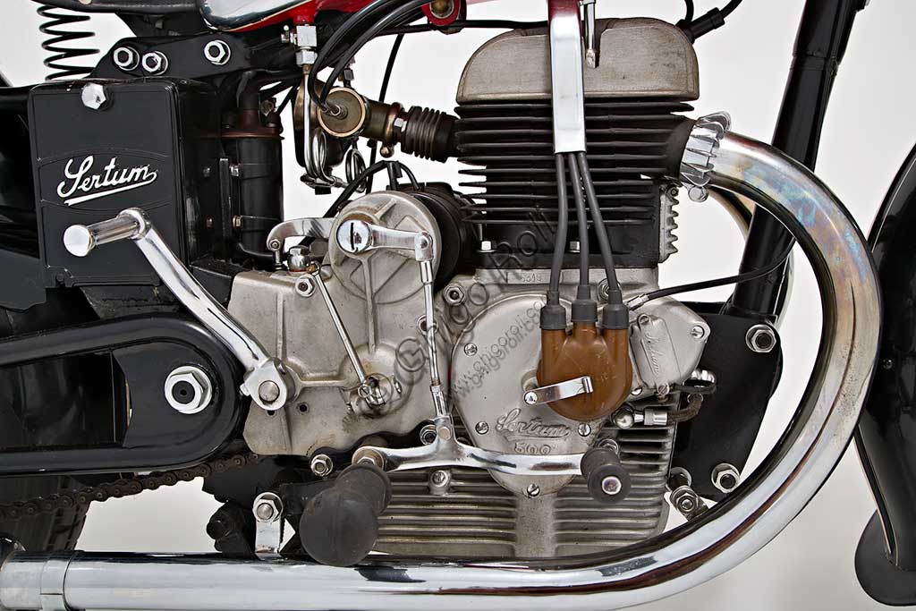 Moto d'epoca Sertum 500 VL. Motore.Marca: Sertum - Officine Meccaniche Fausto Alberti S.A.modello: 500 VL Bicilindriconazione: Italia - Milanoanno: 1938condizioni: restauratacilindrata: 499 (alesaggio e corsa 66 x 73)motore: a quattro tempi, due cilindri paralleli, a valvole lateralicambio: in blocco a quattro velocitàLe Officine Alberti vennero fondate a Milano nel 1922 e si occuparono di meccanica di precisione e parti di motori aeronautici fino al 1931, anno in cui presentarono la prima motoleggera Sertum di 175 cc. Il nome Sertum viene suggerito dal direttore commerciale, Comm. Enrico Gnesutta, suocero di Fausto Alberti, che ai primi del novecento aveva prodotto biciclette con questo nome.Già nel '32 l'unico modello di Sertum vince numerose competizioni, tra le quali il Giro di Lombardia e la Coppa Spluga.La 500 VL con telaio elastico (fino al '36 la 500 veniva prodotta con il telaio rigido) è una delle più belle moto di tutta la produzione Sertum. Raggiungeva i 110 km/h. 