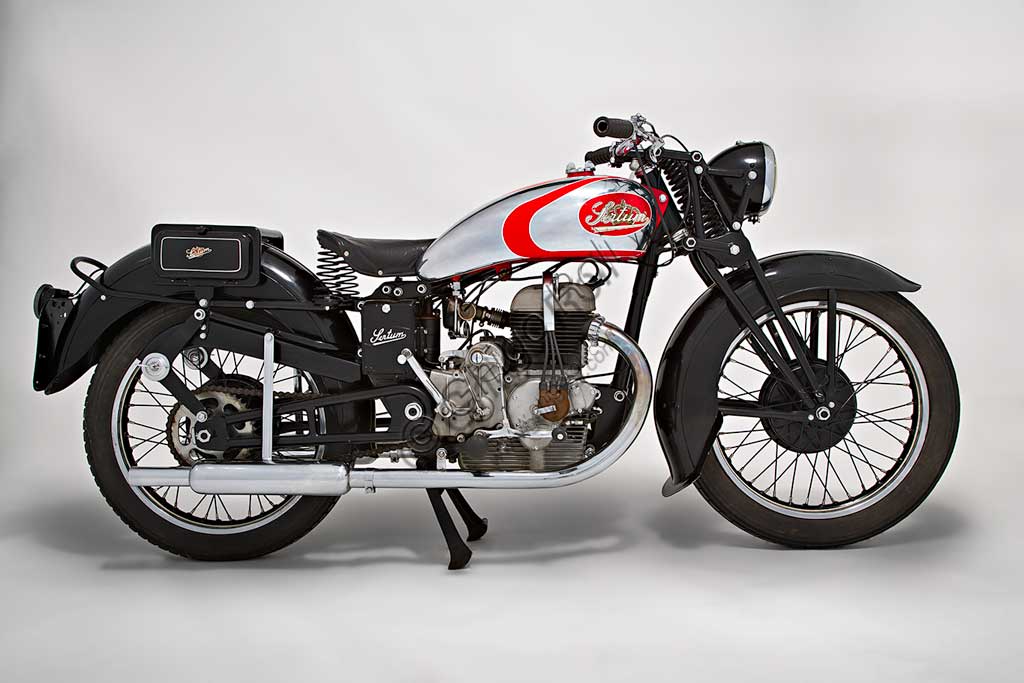 Moto d'epoca Sertum 500 VL.Marca: Sertum - Officine Meccaniche Fausto Alberti S.A.modello: 500 VL Bicilindriconazione: Italia - Milanoanno: 1938condizioni: restauratacilindrata: 499 (alesaggio e corsa 66 x 73)motore: a quattro tempi, due cilindri paralleli, a valvole lateralicambio: in blocco a quattro velocitàLe Officine Alberti vennero fondate a Milano nel 1922 e si occuparono di meccanica di precisione e parti di motori aeronautici fino al 1931, anno in cui presentarono la prima motoleggera Sertum di 175 cc. Il nome Sertum viene suggerito dal direttore commerciale, Comm. Enrico Gnesutta, suocero di Fausto Alberti, che ai primi del novecento aveva prodotto biciclette con questo nome.Già nel '32 l'unico modello di Sertum vince numerose competizioni, tra le quali il Giro di Lombardia e la Coppa Spluga.La 500 VL con telaio elastico (fino al '36 la 500 veniva prodotta con il telaio rigido) è una delle più belle moto di tutta la produzione Sertum. Raggiungeva i 110 km/h. 