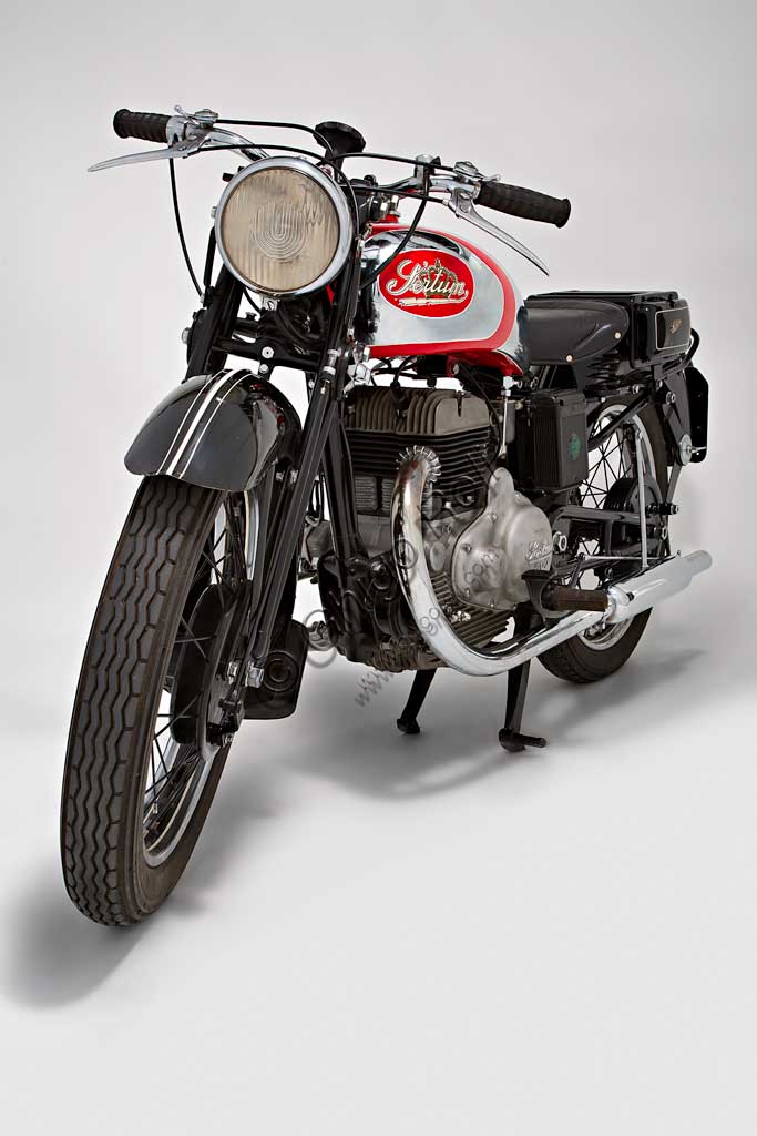 Moto d'epoca Sertum 500 VL.Marca: Sertum - Officine Meccaniche Fausto Alberti S.A.modello: 500 VL Bicilindriconazione: Italia - Milanoanno: 1938condizioni: restauratacilindrata: 499 (alesaggio e corsa 66 x 73)motore: a quattro tempi, due cilindri paralleli, a valvole lateralicambio: in blocco a quattro velocitàLe Officine Alberti vennero fondate a Milano nel 1922 e si occuparono di meccanica di precisione e parti di motori aeronautici fino al 1931, anno in cui presentarono la prima motoleggera Sertum di 175 cc. Il nome Sertum viene suggerito dal direttore commerciale, Comm. Enrico Gnesutta, suocero di Fausto Alberti, che ai primi del novecento aveva prodotto biciclette con questo nome.Già nel '32 l'unico modello di Sertum vince numerose competizioni, tra le quali il Giro di Lombardia e la Coppa Spluga.La 500 VL con telaio elastico (fino al '36 la 500 veniva prodotta con il telaio rigido) è una delle più belle moto di tutta la produzione Sertum. Raggiungeva i 110 km/h. 