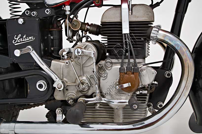 Moto d'epoca “Sertum 500 VL”Marca: Sertum - Officine Meccaniche Fausto Alberti S.A.modello: 500 VL Bicilindriconazione: Italia - Milanoanno: 1938condizioni: restauratacilindrata: 499 (alesaggio e corsa 66 x 73)motore: a quattro tempi, due cilindri paralleli, a valvole lateralicambio: in blocco a quattro velocitàLe Officine Alberti vennero fondate a Milano nel 1922 e si occuparono di meccanica di precisione e parti di motori aeronautici fino al 1931, anno in cui presentarono la prima motoleggera Sertum di 175 cc. Il nome Sertum viene suggerito dal direttore commerciale, Comm. Enrico Gnesutta, suocero di Fausto Alberti, che ai primi del novecento aveva prodotto biciclette con questo nome.Già nel '32 l'unico modello di Sertum vince numerose competizioni, tra le quali il Giro di Lombardia e la Coppa Spluga.La 500 VL con telaio elastico (fino al '36 la 500 veniva prodotta con il telaio rigido) è una delle più belle moto di tutta la produzione Sertum. Raggiungeva i 110 km/h. 
