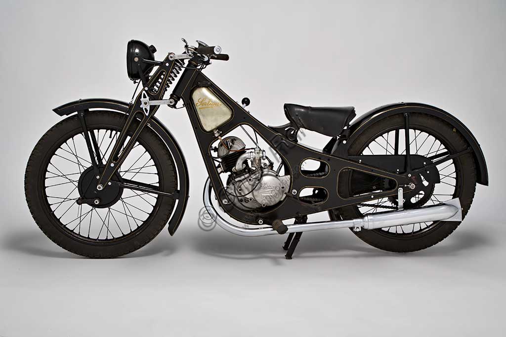 Moto d'epoca Sertum Batua.Marca: Sertum - Officine Meccaniche Fausto Alberti S.A.modello: Batuanazione: Italia - Milanoanno: 1933condizioni: restauratacilindrata: 119 (alesaggio e corsa 52 x 56)motore: due tempi monocilindricocambio: a due velocitàLa Batua, che prende il nome da una tribù di pigmei africani, nasce volutamente di piccole dimensioni. Considerata una motoleggera economica veniva reclamizzata per ecclesiastici e donne.Nel catalogo della casa si legge, tra l'altro:telaio di disegno molto piacevole, ottenuto in lamiera stampata sella bassissimaconsuma un litro per 50 km. circa freni ad espansione su entrambe le ruote, molto efficienti.prezzo Lire 2.300