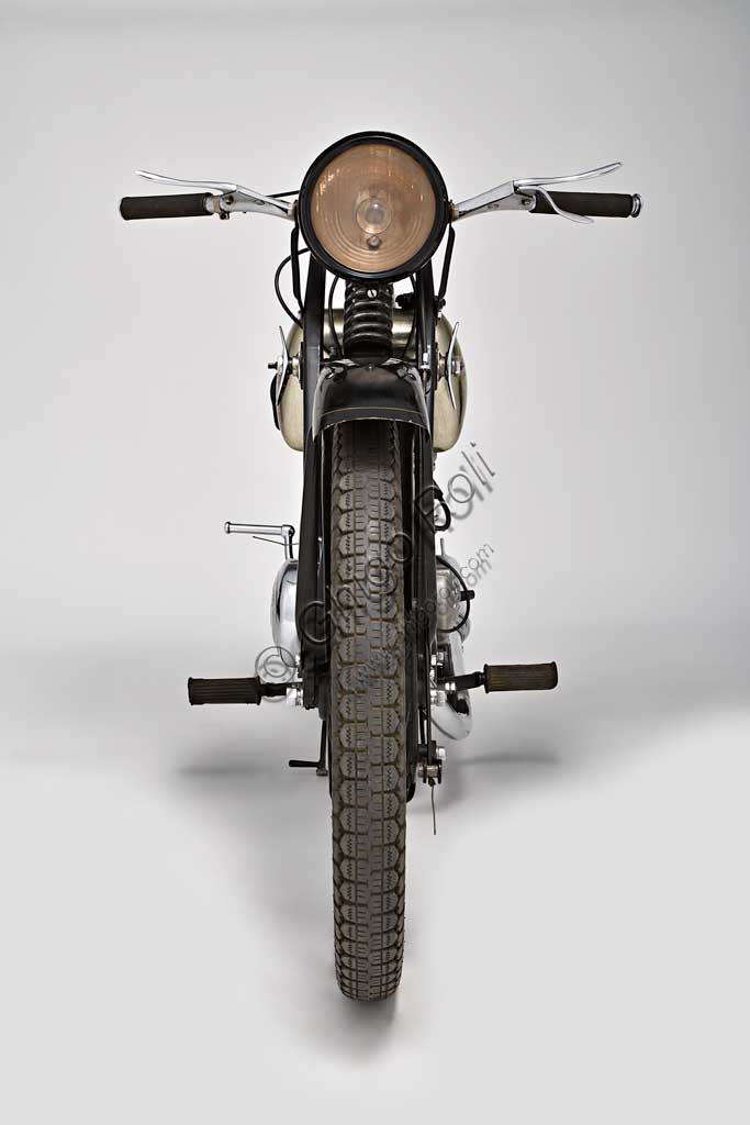 Moto d'epoca Sertum Batua.Marca: Sertum - Officine Meccaniche Fausto Alberti S.A.modello: Batuanazione: Italia - Milanoanno: 1933condizioni: restauratacilindrata: 119 (alesaggio e corsa 52 x 56)motore: due tempi monocilindricocambio: a due velocitàLa Batua, che prende il nome da una tribù di pigmei africani, nasce volutamente di piccole dimensioni. Considerata una motoleggera economica veniva reclamizzata per ecclesiastici e donne.Nel catalogo della casa si legge, tra l'altro:telaio di disegno molto piacevole, ottenuto in lamiera stampata sella bassissimaconsuma un litro per 50 km. circa freni ad espansione su entrambe le ruote, molto efficienti.prezzo Lire 2.300