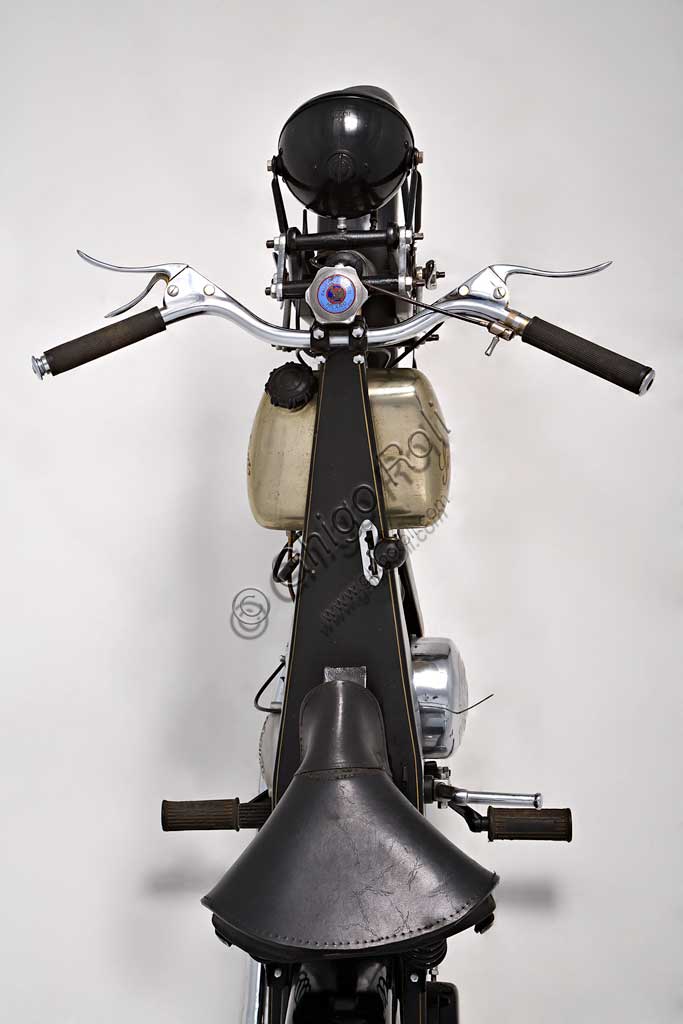 Moto d'epoca Sertum Batua.Marca: Sertum - Officine Meccaniche Fausto Alberti S.A.modello: Batuanazione: Italia - Milanoanno: 1933condizioni: restauratacilindrata: 119 (alesaggio e corsa 52 x 56)motore: due tempi monocilindricocambio: a due velocitàLa Batua, che prende il nome da una tribù di pigmei africani, nasce volutamente di piccole dimensioni. Considerata una motoleggera economica veniva reclamizzata per ecclesiastici e donne.Nel catalogo della casa si legge, tra l'altro:telaio di disegno molto piacevole, ottenuto in lamiera stampata sella bassissimaconsuma un litro per 50 km. circa freni ad espansione su entrambe le ruote, molto efficienti.prezzo Lire 2.300