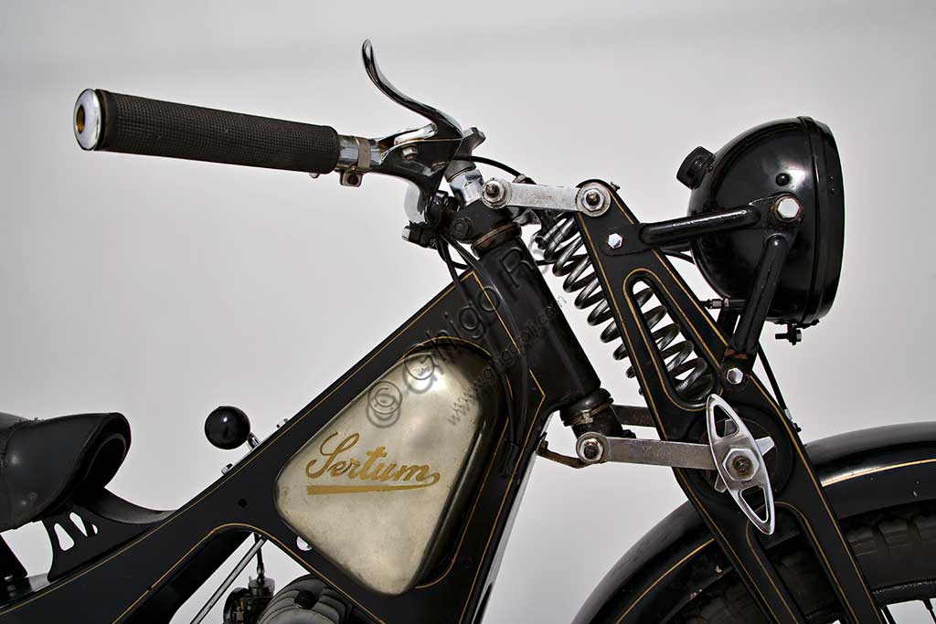 Moto d'epoca Sertum Batua.Marca: Sertum - Officine Meccaniche Fausto Alberti S.A.modello: Batuanazione: Italia - Milanoanno: 1933condizioni: restauratacilindrata: 119 (alesaggio e corsa 52 x 56)motore: due tempi monocilindricocambio: a due velocitàLa Batua, che prende il nome da una tribù di pigmei africani, nasce volutamente di piccole dimensioni. Considerata una motoleggera economica veniva reclamizzata per ecclesiastici e donne.Nel catalogo della casa si legge, tra l'altro:telaio di disegno molto piacevole, ottenuto in lamiera stampata sella bassissimaconsuma un litro per 50 km. circa freni ad espansione su entrambe le ruote, molto efficienti.prezzo Lire 2.300