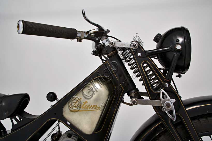 Vintage motorcycle “Sertum Batua”Brand: Sertum - Officine Meccaniche Fausto Alberti S.A.model: Batuacountry: Italy - Milanyear: 1933condition: restoreddisplacement: 119 (bore and stroke 52 x 56)engine: two-stroke single-cylindergearbox: two-speedThe Batua, which takes its name from a tribe of African pygmies, was deliberately created small. Considered an economical light motorcycle, it was advertised for clergymen and women.In the company's catalog, we read, among other things:a very pleasantly designed frame, obtained from stamped sheet metal, very low saddleconsumes one liter for about 50 km, expansion brakes on both wheels, very efficient.price: Lire 2,300