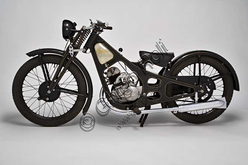 Vintage motorcycle “Sertum Batua”Brand: Sertum - Officine Meccaniche Fausto Alberti S.A.model: Batuacountry: Italy - Milanyear: 1933condition: restoreddisplacement: 119 (bore and stroke 52 x 56)engine: two-stroke single-cylindergearbox: two-speedThe Batua, which takes its name from a tribe of African pygmies, was deliberately created small. Considered an economical light motorcycle, it was advertised for clergymen and women.In the company's catalog, we read, among other things:a very pleasantly designed frame, obtained from stamped sheet metal, very low saddleconsumes one liter for about 50 km, expansion brakes on both wheels, very efficient.price: Lire 2,300
