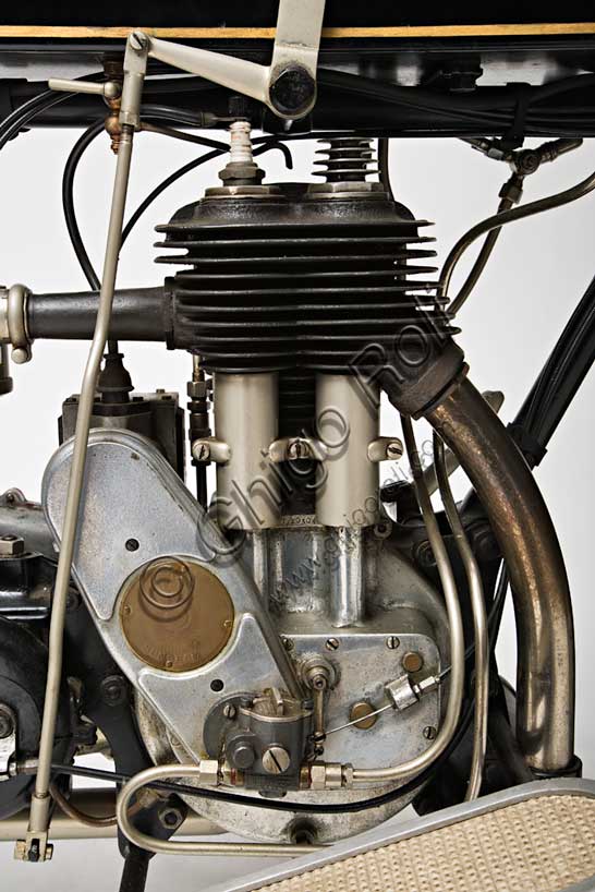 Moto d'epoca “Sunbeam Model 5 Lusso 500” Marca: Sunbeammodello: Model 5Lusso 500nazione: Regno Unito - Wolverhamptonanno: 1926condizioni: restauratacilindrata: 492 cc. (alesaggio e corsa 77 x 105,5)motore: monocilindrico a valvole lateralicambio: a tre velocitàJohn Marston, il fondatore della Sunbeam dal carattere severo, dopo aver iniziato come produttore di stoviglie smaltate, continuò come costruttore di biciclette, ma non guidò mai una moto nè un'automobile che giudicava troppo pericolose...Nonostante questo il suo perfezionismo si riflette nella alta qualità di tutte la produzione Sunbeam. Infatti le sue moto, che furono sempre più care delle altre, ebbero un loro fedele pubblico di estimatori. Il dettaglio qui raffigurato, del carter della catena con vaschetta interna per la lubrificazione, è un esempio di questa cura del dettaglio.Questa Model 5 è uno dei modelli più rappresentativi del periodo d'oro della Sunbeam. Dopo il '30 inizia un lungo declino che vede la Sunbeam prima assorbita dal gruppo AMC, poi dalla BSA e infine, nel 1964, chiusa.