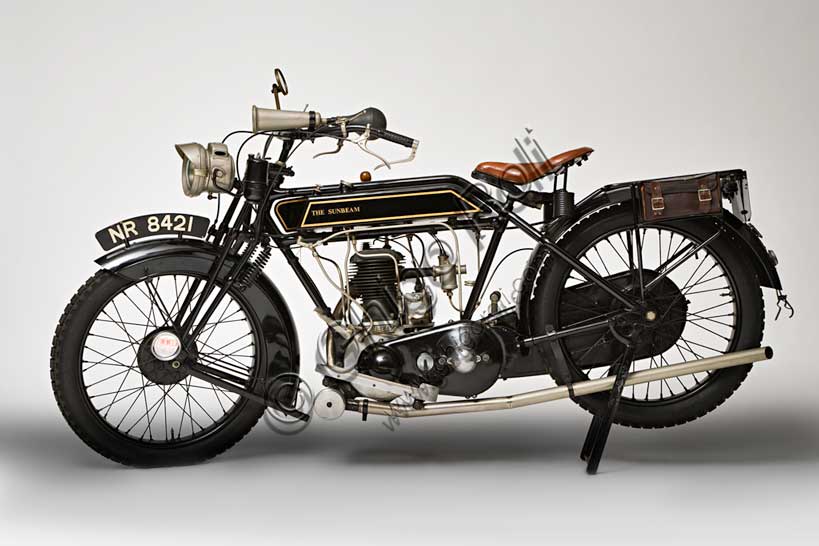 Moto d'epoca “Sunbeam Model 5 Lusso 500”Marca: Sunbeammodello: Model 5Lusso 500nazione: Regno Unito - Wolverhamptonanno: 1926condizioni: restauratacilindrata: 492 cc. (alesaggio e corsa 77 x 105,5)motore: monocilindrico a valvole lateralicambio: a tre velocitàJohn Marston, il fondatore della Sunbeam dal carattere severo, dopo aver iniziato come produttore di stoviglie smaltate, continuò come costruttore di biciclette, ma non guidò mai una moto nè un'automobile che giudicava troppo pericolose...Nonostante questo il suo perfezionismo si riflette nella alta qualità di tutte la produzione Sunbeam. Infatti le sue moto, che furono sempre più care delle altre, ebbero un loro fedele pubblico di estimatori. Questa Model 5 è uno dei modelli più rappresentativi del periodo d'oro della Sunbeam. Dopo il '30 inizia un lungo declino che vede la Sunbeam prima assorbita dal gruppo AMC, poi dalla BSA e infine, nel 1964, chiusa.