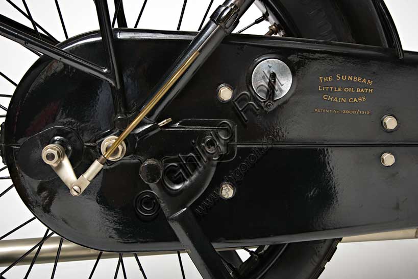 Moto d'epoca “Sunbeam Model 5 Lusso 500”Marca: Sunbeammodello: Model 5Lusso 500nazione: Regno Unito - Wolverhamptonanno: 1926condizioni: restauratacilindrata: 492 cc. (alesaggio e corsa 77 x 105,5)motore: monocilindrico a valvole lateralicambio: a tre velocitàJohn Marston, il fondatore della Sunbeam dal carattere severo, dopo aver iniziato come produttore di stoviglie smaltate, continuò come costruttore di biciclette, ma non guidò mai una moto nè un'automobile che giudicava troppo pericolose...Nonostante questo il suo perfezionismo si riflette nella alta qualità di tutte la produzione Sunbeam. Infatti le sue moto, che furono sempre più care delle altre, ebbero un loro fedele pubblico di estimatori. Il dettaglio qui raffigurato, del carter della catena con vaschetta interna per la lubrificazione, è un esempio di questa cura del dettaglio.Questa Model 5 è uno dei modelli più rappresentativi del periodo d'oro della Sunbeam. Dopo il '30 inizia un lungo declino che vede la Sunbeam prima assorbita dal gruppo AMC, poi dalla BSA e infine, nel 1964, chiusa.