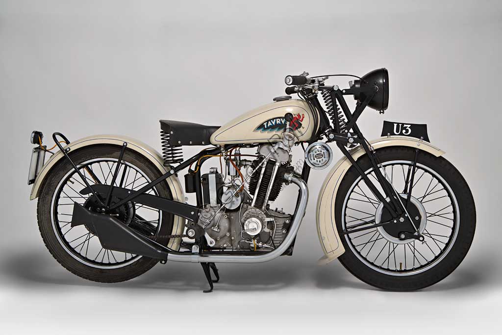 Moto d'epoca Taurus 175Marca: Taurus modello: 175 U3nazione: Italia - Milano e Modenaanno: 1934condizioni: restauratacilindrata: 169 (alesaggio e corsa 58 x 64) motore: monocilindrico inclinato in avanti di 20°, a valvole in testa, con scarico sdoppiatocambio: in semiblocco a tre rapportiLa ditta Fabbri inizia a Pavia, nel 1908, una attività di rappresentanza e importazione delle biciclette prodotte a Norimberga dalla Taurus Werke A.G.. Si trasferisce poi a Milano dove, dopo il 1930 inizia la commercializzazione di motociclette di proprio progetto, con il marchio Taurus, i cui propulsori sono fabbricati a Modena da Vittorio Guerzoni (Si veda la scheda della Mignon a pag.152 - 3).Nel 1933 compare la prima U3, della quale oggi sopravvivono pochissimi esemplari, moto assai elegante, disponibile nell'unica colorazione nero e avorio, e dalla tecnica ineccepibile.A partire dal 1938 anche la direzione commerciale si sposta a Modena da Guerzoni che, pur avendo sempre prodotto le moto non era mai comparso ufficialmente. Dal '39 la produzione verrà commercializzata col marchio M.G. Taurus.