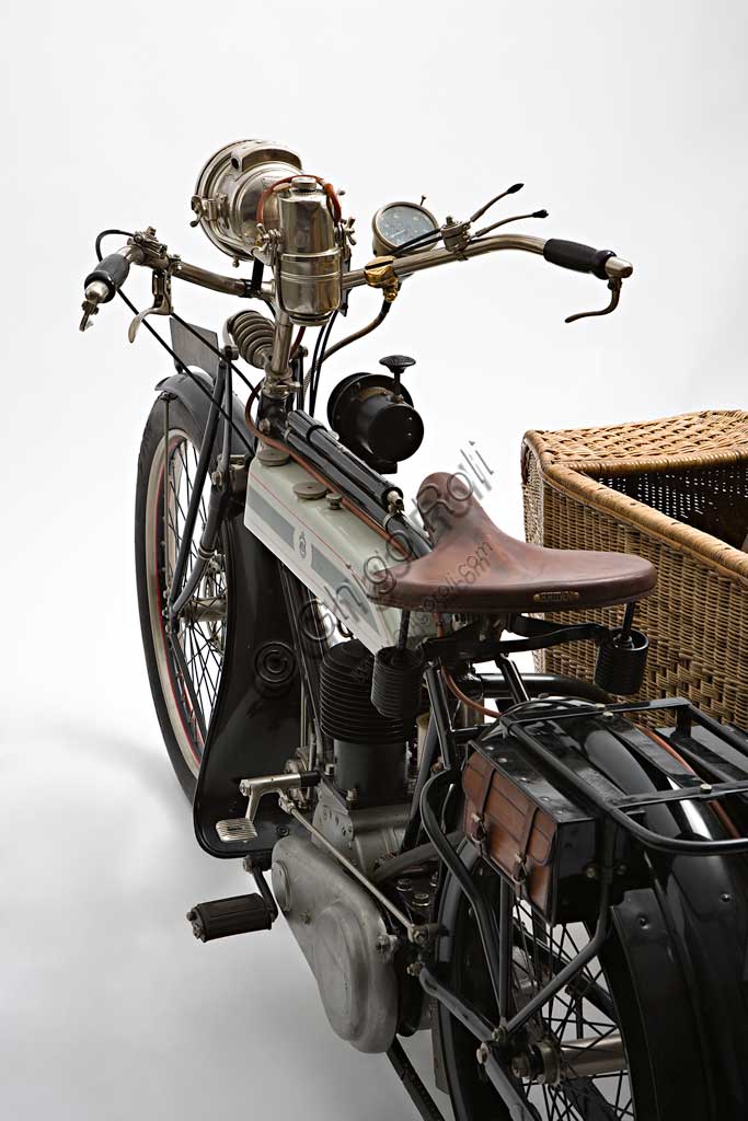 Moto d'epoca Triumph H SideMarca: Triumphmodello: H Sidenazione: Regno Unito - Coventryanno: 1918condizioni: restauratocilindrata: 550,1 (alesaggio e corsa 85 x 97)motore: quattro tempi a valvole lateralicambio: Sturmey Archer a tre rapportitrasmissione finale a cinghiaDopo aver prodotto biciclette per alcuni anni, nel 1902 la Triumph, casa fondata da tre immigrati tedeschi, costruisce la sua prima bicicletta a motore con motorizzazione Minerva. A questa fanno seguito alcuni modelli sempre motorizzati da altri, fino al  1905 quando inizia la produzione della prima motocicletta costruita interamente in casa Triumph.  Nel 1915 esce il modello H, di cui qui presentiamo un elegante esemplare con motocarrozzetta. Monta un motore disegnato da Mauritz Schülte, uno dei tre soci, ed è concepita per l'esercito. Si rivela però talmente affidabile e piacevole da condurre che, nel dopoguerra, conoscerà una grande diffusione anche tra i privati, dando inizio a quel successo che farà della Triumph una delle più prestigiose marche britanniche.