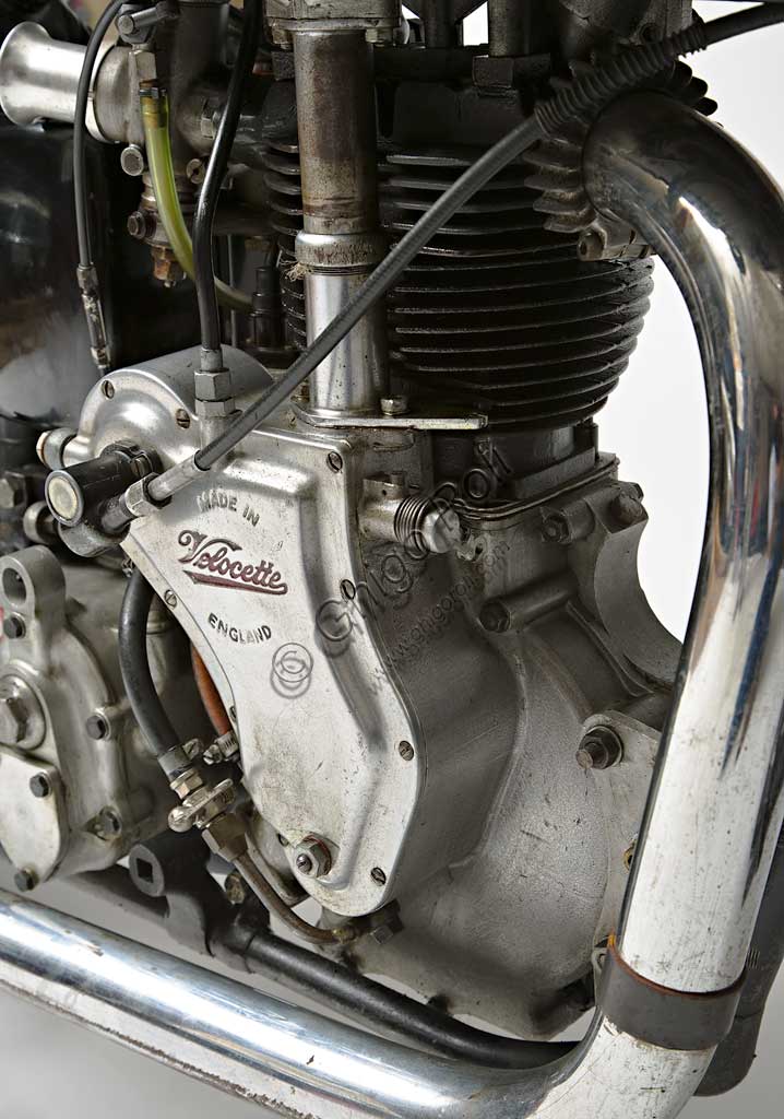 Moto d'epoca Velocette GP MSS 500. Motore.Marca: Velocettemodello: GP MSS 500nazione: Regno Unito - Birminghamanno: 1938condizioni: restauratacilindrata: 495 (alesaggio e corsa 81 x 96)motore: monocilindrico a valvole in testa ad aste e bilanciericambio: a quattro rapportiCreata nel 1905 a Birmingham, da John Taylor e William Gue, la Veloce Limted, poi divenuta Velocette, inizia a produrre motociclette già nel 1908. Il suo marchio, da sempre prevalentemente orientato alle corse, è nel cuore di tutti i motociclisti britannici per le numerose vittorie che alcuni modelli di questa casa, particolarmente veloci e affidabili, hanno regalato. Questo modello fa parte della serie M a valvole in testa, progettato da Percy Goodman, e trionfò al Tourist Trophy dell'isola di Man nello stesso anno, vincendo primo e secondo posto nella categoria Junior, e arrivando secondo in quella Senior.