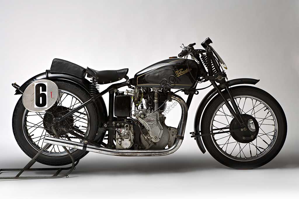 Moto d'epoca Velocette GP MSS 500Marca: Velocettemodello: GP MSS 500nazione: Regno Unito - Birminghamanno: 1938condizioni: restauratacilindrata: 495 (alesaggio e corsa 81 x 96)motore: monocilindrico a valvole in testa ad aste e bilanciericambio: a quattro rapportiCreata nel 1905 a Birmingham, da John Taylor e William Gue, la Veloce Limted, poi divenuta Velocette, inizia a produrre motociclette già nel 1908. Il suo marchio, da sempre prevalentemente orientato alle corse, è nel cuore di tutti i motociclisti britannici per le numerose vittorie che alcuni modelli di questa casa, particolarmente veloci e affidabili, hanno regalato. Questo modello fa parte della serie M a valvole in testa, progettato da Percy Goodman, e trionfò al Tourist Trophy dell'isola di Man nello stesso anno, vincendo primo e secondo posto nella categoria Junior, e arrivando secondo in quella Senior.