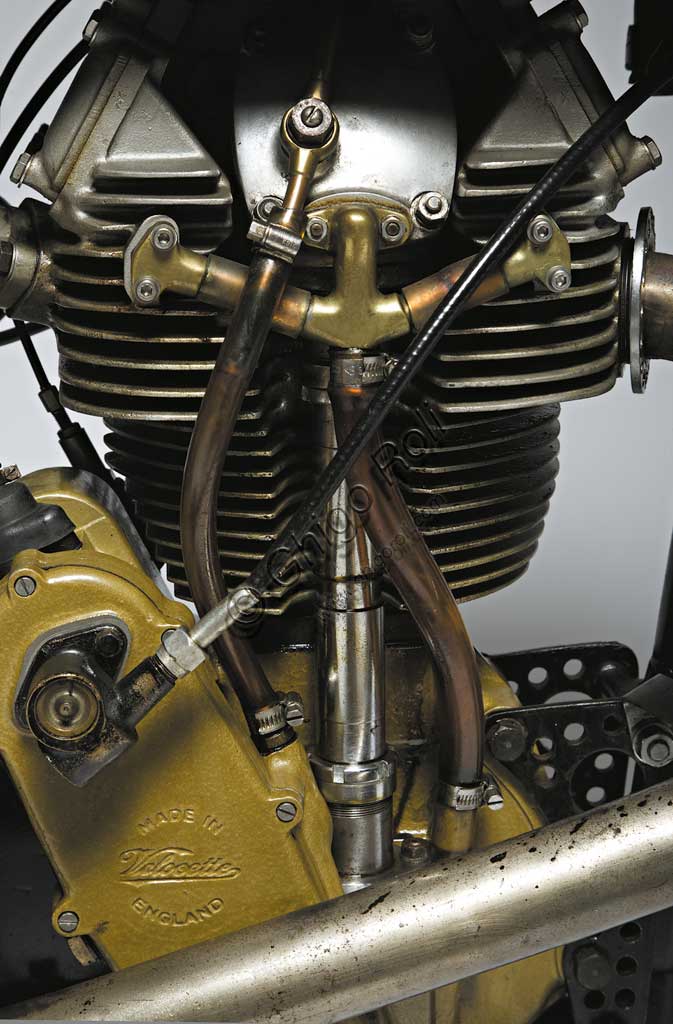 Moto d'epoca Velocette K TT Mk VIII. Motore.Marca:Velocette modello: Ktt Mk VIIInazione: Regno Unito - Birminghamanno: 1939condizioni: restauratacilindrata: 348 ccmotore: monocilindrico  con albero a cammes in testacambio: a quattro rapportiQuesta versione del monocilindrico progettato da Percy Goodmann venne prodotta in serie a partire dal '39, dopo che i piloti della casa avevano stravinto l'edizione del Tourist Trophy del '38. Questa moto fu la prima a adottare lo schema di sospensione a forcellone posteriore oscillante. I carter in magnesio erano verniciati in color bronzo per rallentare la formazione di pori nella pregiata e fragile lega. Con 34 cavalli di potenza raggiungeva i 185 km/h. L'ottima  reputazione che la Velocette, si era costruita negli anni si consolidava così con un modello che, con poche varianti, venne costruito fino al '50 e raccolse numerosissime vittorie sui campi di gara, tra le quali due titoli mondiali (nel '49 e nel '50). 