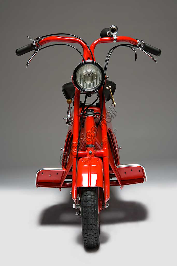 Moto d'epoca Volugrafo. Scooter.Marca: Volugrafonazione: Italia - Torinoanno: 1939 (telaio N° 0/005)condizioni: restauratocilindrata: 98 cc.motore: Sachs a due tempicambio: L'ingegegnere torinese Vittorio Belmondo, progettò questo piccolo motopàttino verso il 1938. Questo mezzo, che ha scocca in lamiera stampata in unico pezzo e si ispira ai primi scooter americani, fu presentato nelle fiere di Torino e Milano nel 1940, ma, con lo scoppio della guerra, non entrò mai in produzione. La sua breve vita tuttavia non fu inutile: con ogni probabilità è proprio vedendone un esemplare a Biella, dove si erano rifugiati per sfuggire ai bombardamenti, che i tecnici della Piaggio elaborarono per la prima volta l'idea del Paperino, il babbo della Vespa.