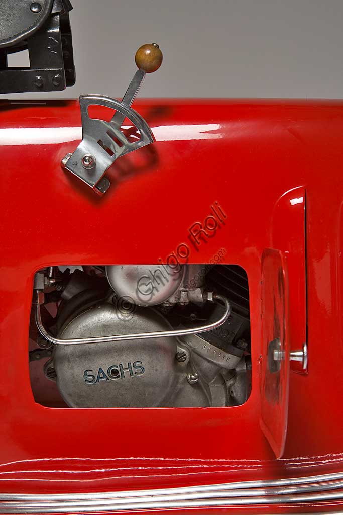 Moto d'epoca Volugrafo. Scooter.Marca: Volugrafonazione: Italia - Torinoanno: 1939 (telaio N° 0/005)condizioni: restauratocilindrata: 98 cc.motore: Sachs a due tempicambio: L'ingegegnere torinese Vittorio Belmondo, progettò questo piccolo motopàttino verso il 1938. Questo mezzo, che ha scocca in lamiera stampata in unico pezzo e si ispira ai primi scooter americani, fu presentato nelle fiere di Torino e Milano nel 1940, ma, con lo scoppio della guerra, non entrò mai in produzione. La sua breve vita tuttavia non fu inutile: con ogni probabilità è proprio vedendone un esemplare a Biella, dove si erano rifugiati per sfuggire ai bombardamenti, che i tecnici della Piaggio elaborarono per la prima volta l'idea del Paperino, il babbo della Vespa.