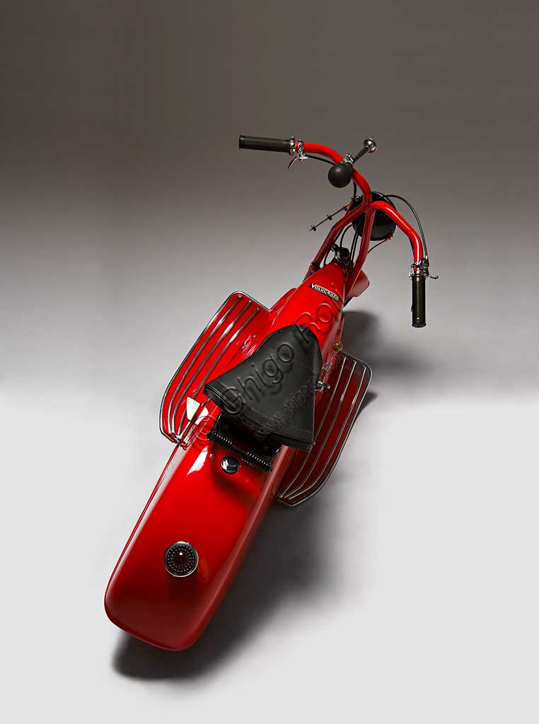 Moto d'epoca Volugrafo. Scooter.Marca: Volugrafonazione: Italia - Torinoanno: 1939 (telaio N° 0/005)condizioni: restauratocilindrata: 98 cc.motore: Sachs a due tempicambio: L'ingegegnere torinese Vittorio Belmondo, progettò questo piccolo motopàttino verso il 1938. Questo mezzo, che ha scocca in lamiera stampata in unico pezzo e si ispira ai primi scooter americani, fu presentato nelle fiere di Torino e Milano nel 1940, ma, con lo scoppio della guerra, non entrò mai in produzione. La sua breve vita tuttavia non fu inutile: con ogni probabilità è proprio vedendone un esemplare a Biella, dove si erano rifugiati per sfuggire ai bombardamenti, che i tecnici della Piaggio elaborarono per la prima volta l'idea del Paperino, il babbo della Vespa.