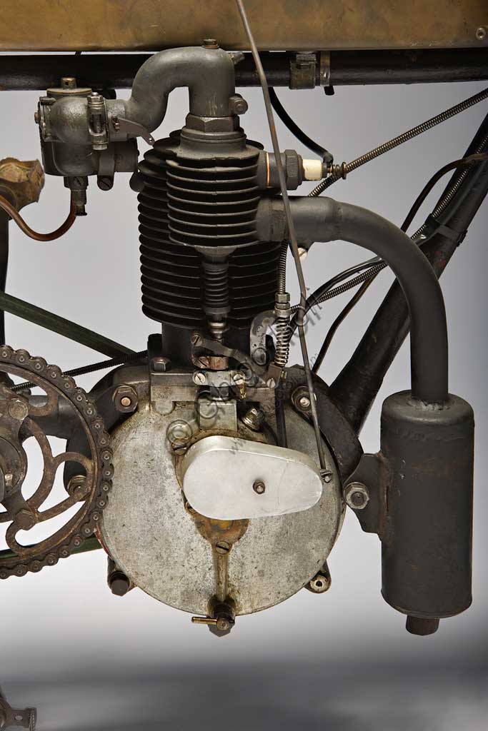 Moto d'epoca Zedel - Frera 3 Hp. Motore.Marca: Zedel - Freramodello: 3 Hpnazione: Svizzera - St. Aubinanno: 1903condizioni: restauratacilindrata: 350 ccmotore: Monocilindrico a valvole contrapposte Prima di iniziare la produzione della propria marca di motociclette, intorno al 1906, che diventeranno le più affermate degli anni '20, Corrado Frera inizia come importatore di moto e assemblatore di parti prodotte altrove.Questa 3 Hp è una moto prodotta dalla svizzera Zedel: monta un motore 350 cc. di produzione Zürcher e Lüthi a valvole contrapposte (quella di aspirazione automatica) ed è importata da Corrado Frera che, probabilmente, ne modifica alcune parti come la forcella, di produzione N.S.U..