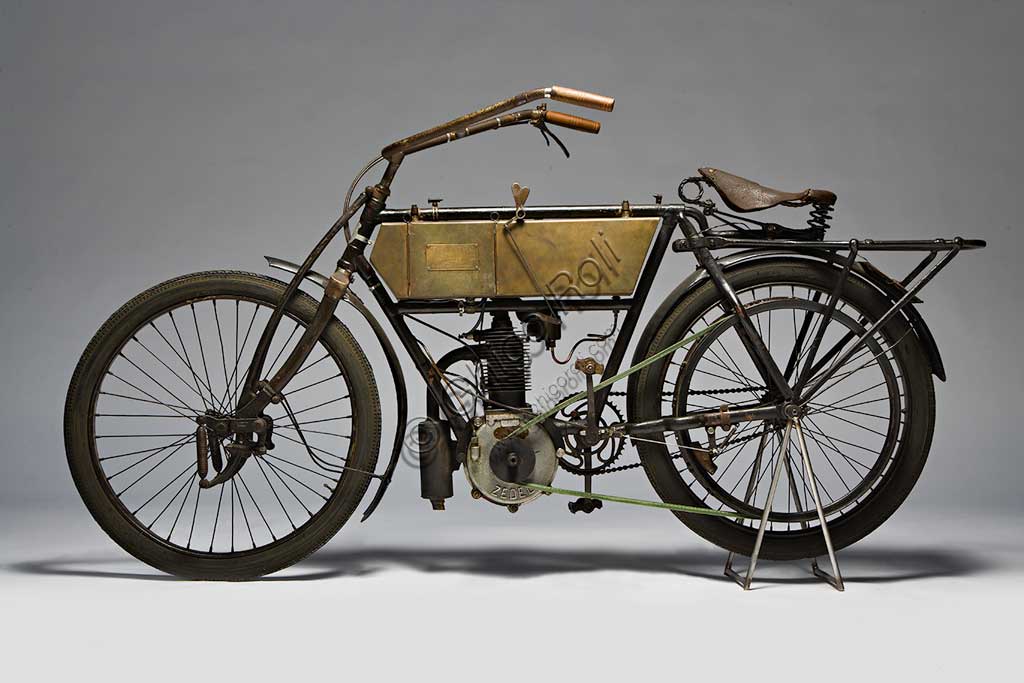 Moto d'epoca Zedel - Frera 3 HpMarca: Zedel - Freramodello: 3 Hpnazione: Svizzera - St. Aubinanno: 1903condizioni: restauratacilindrata: 350 ccmotore: Monocilindrico a valvole contrapposte Prima di iniziare la produzione della propria marca di motociclette, intorno al 1906, che diventeranno le più affermate degli anni '20, Corrado Frera inizia come importatore di moto e assemblatore di parti prodotte altrove.Questa 3 Hp è una moto prodotta dalla svizzera Zedel: monta un motore 350 cc. di produzione Zürcher e Lüthi a valvole contrapposte (quella di aspirazione automatica) ed è importata da Corrado Frera che, probabilmente, ne modifica alcune parti come la forcella, di produzione N.S.U..