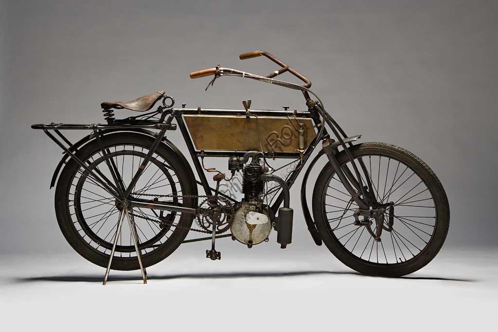 Moto d'epoca Zedel - Frera 3 HpMarca: Zedel - Freramodello: 3 Hpnazione: Svizzera - St. Aubinanno: 1903condizioni: restauratacilindrata: 350 ccmotore: Monocilindrico a valvole contrapposte Prima di iniziare la produzione della propria marca di motociclette, intorno al 1906, che diventeranno le più affermate degli anni '20, Corrado Frera inizia come importatore di moto e assemblatore di parti prodotte altrove.Questa 3 Hp è una moto prodotta dalla svizzera Zedel: monta un motore 350 cc. di produzione Zürcher e Lüthi a valvole contrapposte (quella di aspirazione automatica) ed è importata da Corrado Frera che, probabilmente, ne modifica alcune parti come la forcella, di produzione N.S.U..