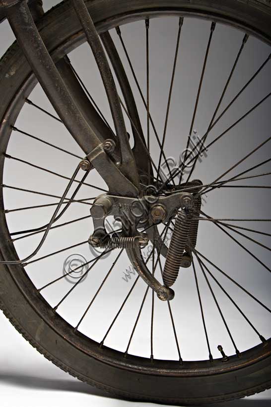 Vintage motorcycle “Zedel - Frera 3 Hp”Brand: Zedel - Freramodel: 3 Hpcountry: Switzerland - St. Aubinyear: 1903condition: restoreddisplacement: 350 ccengine: Single-cylinder with opposed valvesBefore starting the production of his own brand of motorcycles, around 1906, which would become the most successful of the 1920s, Corrado Frera began as an importer of motorcycles and assembler of parts produced elsewhere.This 3 Hp is a motorcycle produced by the Swiss Zedel: it has a 350 cc engine produced by Zürcher and Lüthi with opposed valves (the automatic intake one) and is imported by Corrado Frera who, probably, modifies some parts such as the fork, produced by N.S.U.