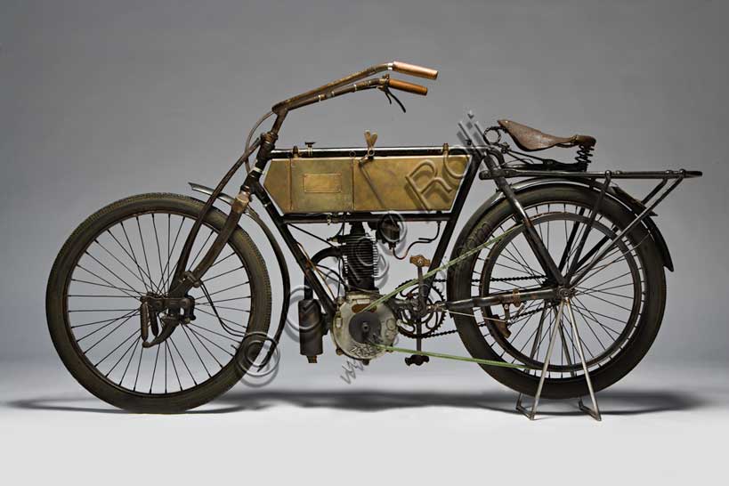 Vintage motorcycle “Zedel - Frera 3 Hp”Brand: Zedel - Freramodel: 3 Hpcountry: Switzerland - St. Aubinyear: 1903condition: restoreddisplacement: 350 ccengine: Single-cylinder with opposed valvesBefore starting the production of his own brand of motorcycles, around 1906, which would become the most successful of the 1920s, Corrado Frera began as an importer of motorcycles and assembler of parts produced elsewhere.This 3 Hp is a motorcycle produced by the Swiss Zedel: it has a 350 cc engine produced by Zürcher and Lüthi with opposed valves (the automatic intake one) and is imported by Corrado Frera who, probably, modifies some parts such as the fork, produced by N.S.U.