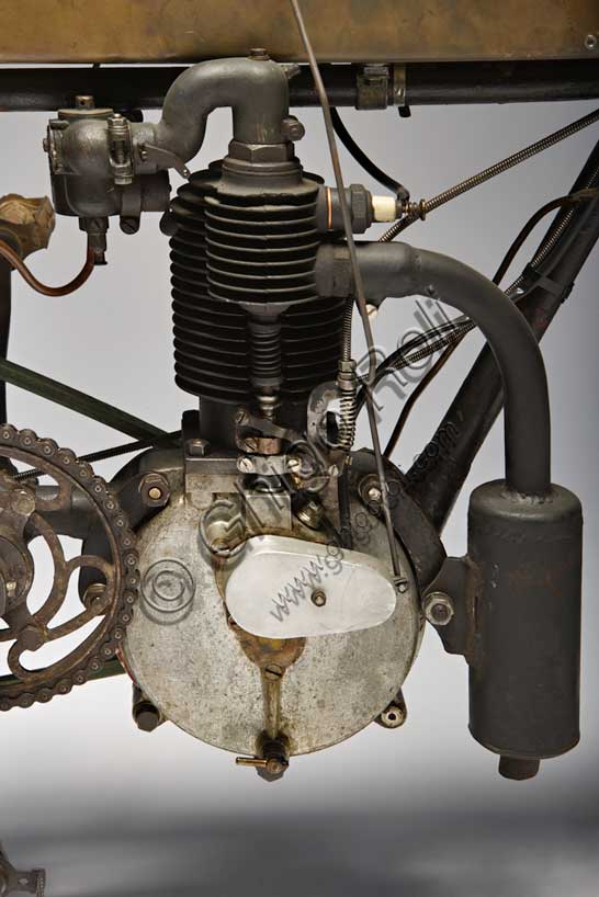 Vintage motorcycle “Zedel - Frera 3 Hp”Brand: Zedel - Freramodel: 3 Hpcountry: Switzerland - St. Aubinyear: 1903condition: restoreddisplacement: 350 ccengine: Single-cylinder with opposed valvesBefore starting the production of his own brand of motorcycles, around 1906, which would become the most successful of the 1920s, Corrado Frera began as an importer of motorcycles and assembler of parts produced elsewhere.This 3 Hp is a motorcycle produced by the Swiss Zedel: it has a 350 cc engine produced by Zürcher and Lüthi with opposed valves (the automatic intake one) and is imported by Corrado Frera who, probably, modifies some parts such as the fork, produced by N.S.U.