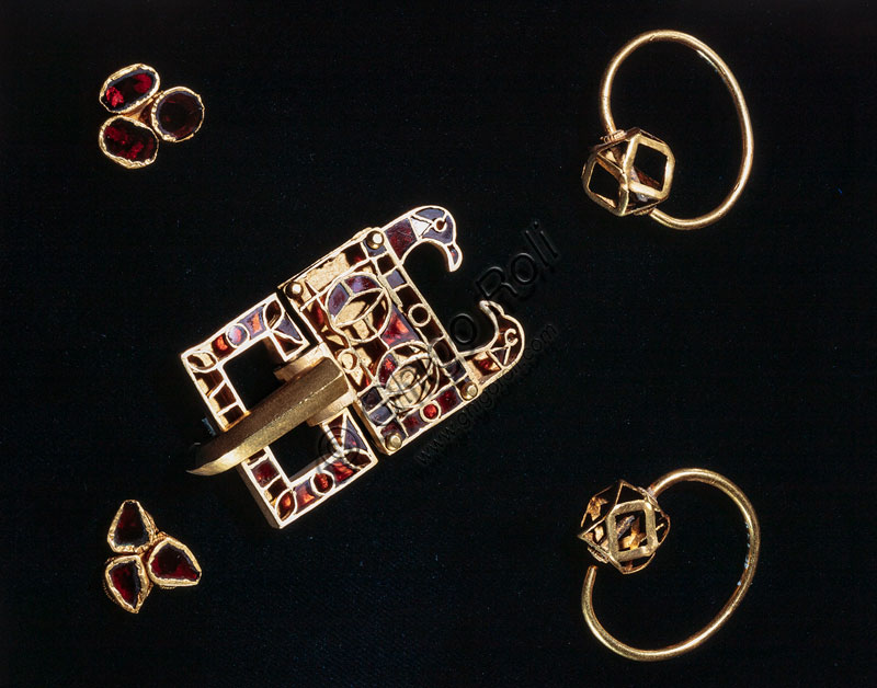 Museo Civico Archeologico: composizione di oggetti ostrogoti (coppia di orecchini, ornamenti e fibbia di cintura).