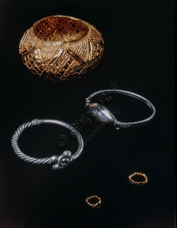 Museo Civico Archeologico: composizione di oggetti romani (due bracciali in argento, un bracciale d’oro e due anelli).